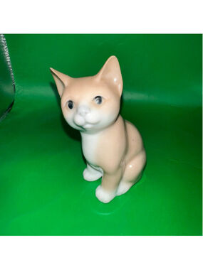 Vintage OTAGIRI Porcelain Figurine Sitting Kitty Cat Beige & White Japan 3.5”